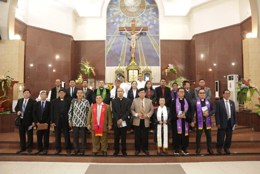Para pemimpin gereja berfoto bersama dalam acara ekumene lintas gereja